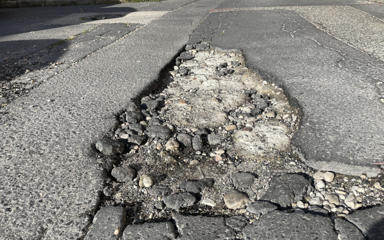 Ma kezdik meg a pápai utak melegaszfaltos javítását