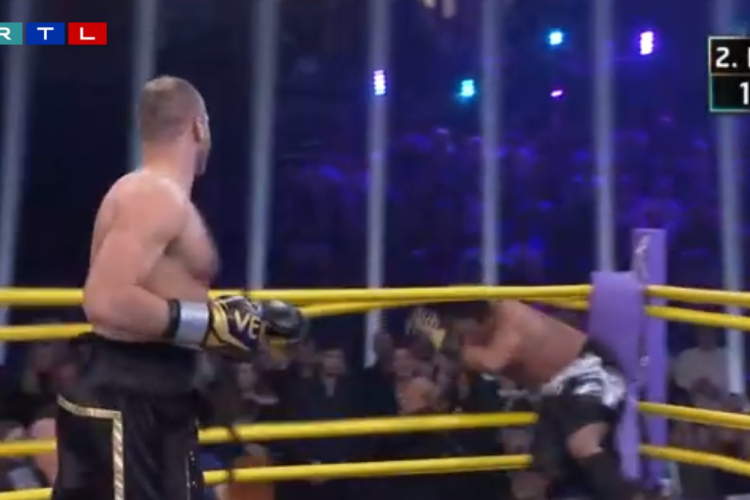 Árpa Attilát csak a kötelek fogták meg, de Rácz Jenőt is kiütötték a Szárbox döntőjében - Videó