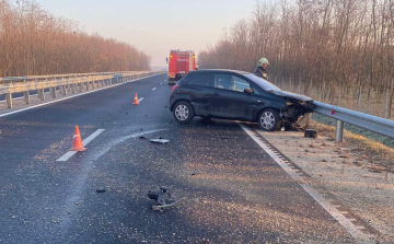 Szalagkorlátnak ütközött egy autó a 83-as úton