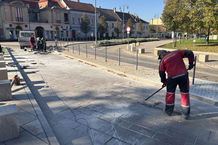 Több kő mozdult ki, mint hitték, tovább tart a lezárás a Fő téren
