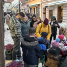 Óvodások karácsonyfa díszítése a belvárosban