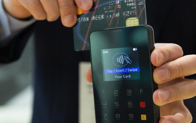 Bankkártyát lopott a nő, a rendőrök elfogták