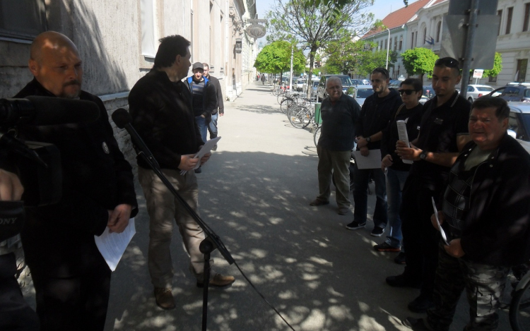 Fekete ruhában tüntettek a pápai kórház előtt