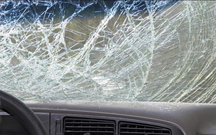 Árokba csapódott egy autó Pápa és Nagygyimót között