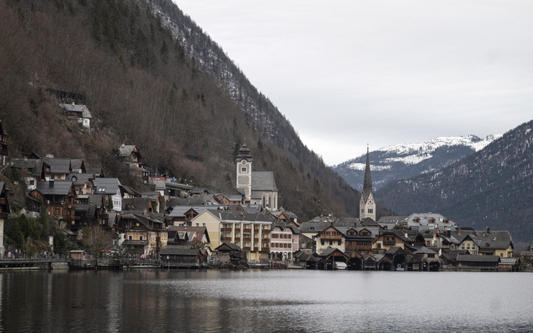 Özönlenek a turisták ebbe az osztrák faluba
