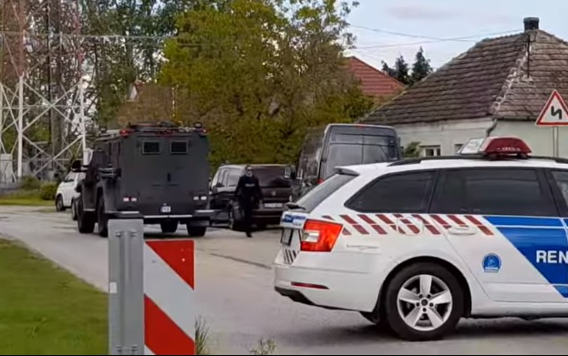 Fegyverrel fenyegette a mentősöket egy ember Pápateszéren, kivonult a TEK