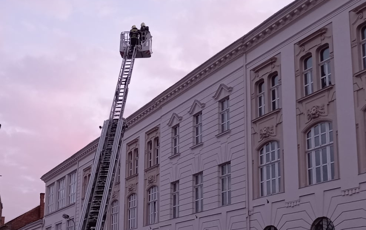 Nagy erőkkel vonultak a tűzoltók a Jókai utcára