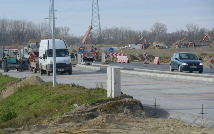 Karácsony előtt átadhatják a 83-as út M1-es autópálya csomópontját