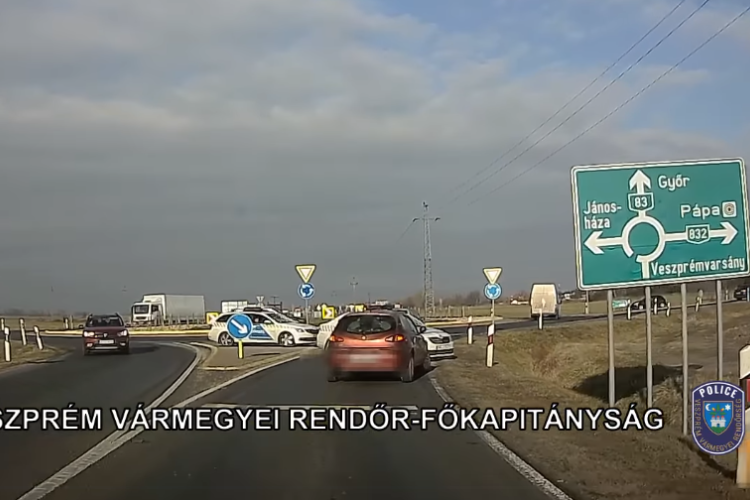 Két rendőrautó állta útját a pápai elkerülőn! - Videó