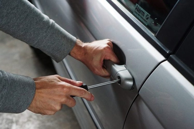 Feltört egy gépkocsit, kettőt pedig megrongált