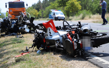 Két motoros halt meg egy balesetben a 82-esen!