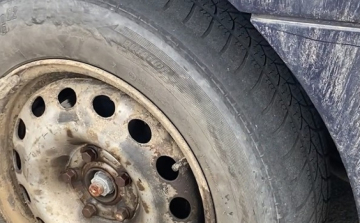 Simára kopott gumiabroncs, nem működő féklámpa - A pápai rendőrök eltiltották a járművezetéstől