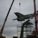 MiG-21 Emlékmű - Pápa - A gép emelése