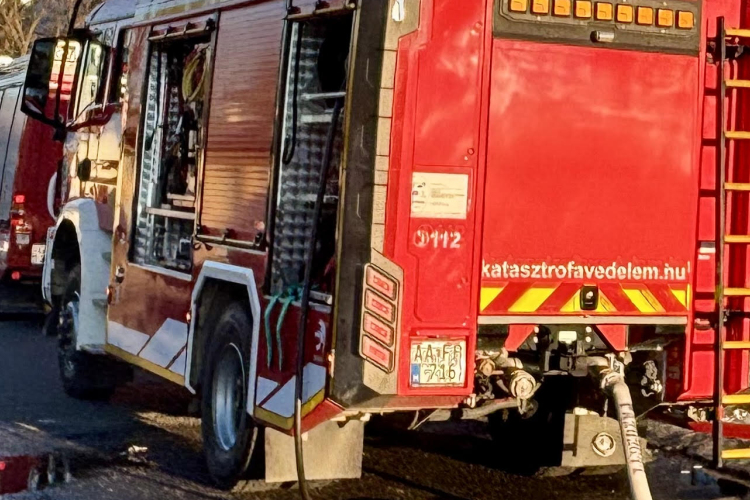 Aratást végző kombájnhoz hívták a pápai tűzoltókat