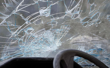 A tetejére borult egy autó a 83-as főúton