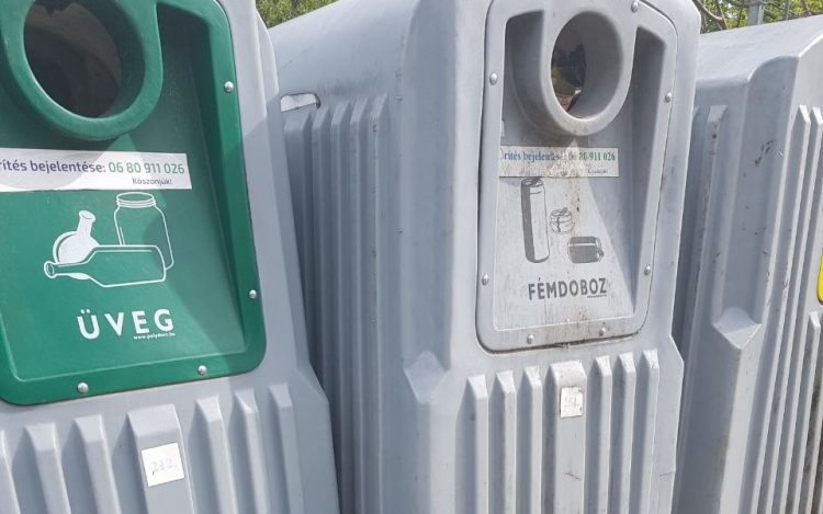 Háztartási szemetet rakott a szelektív hulladékok közé