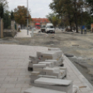 Fugáznak, aszfaltoznak, építik a színpadot a Fő téren