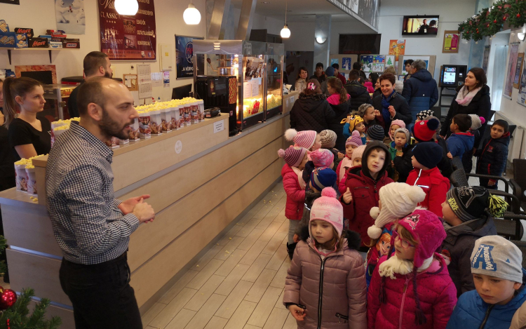 200 pápai gyermek napját tette szebbé a Petőfi Mozi