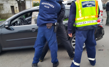 Körözött személyeket fogtak el a pápai rendőrök 