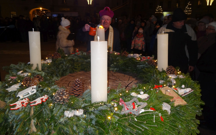 Meggyújtották az első gyertyát a városi adventi koszorún
