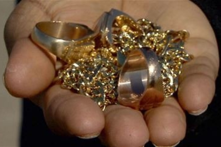 Ékszereket lopott a burkoló