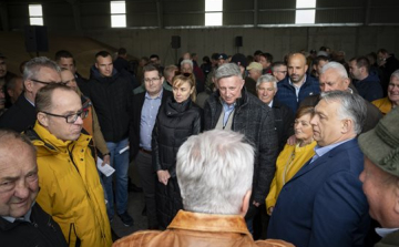 Orbán Viktor Nemesgörzsönyben indította el vidéki kampánykörútját