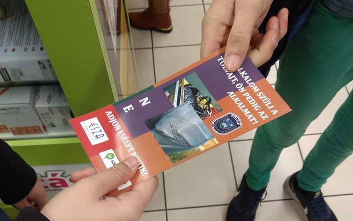 Hipermarketben adtak bűnmegelőzési tanácsokat a pápai rendőrök