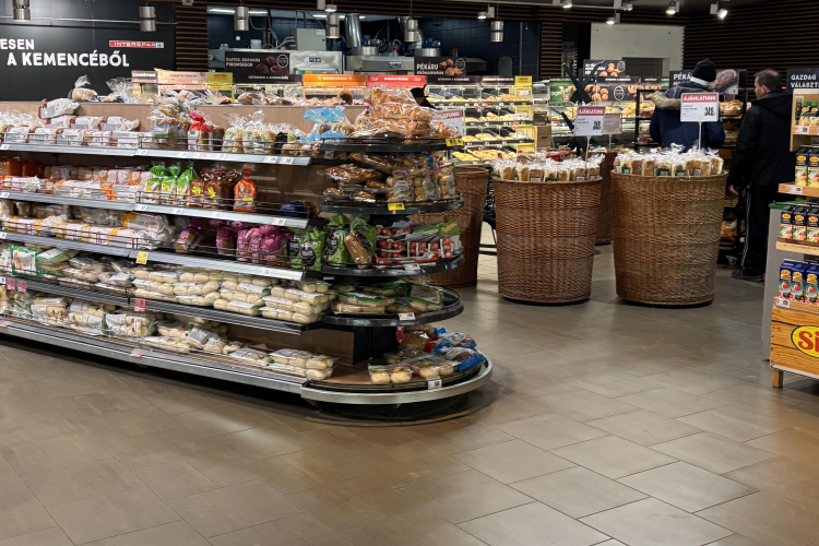 Balhé a pápai bevásárlóközpontban - Leköpték és bevásárlókosárral dobálták egymást