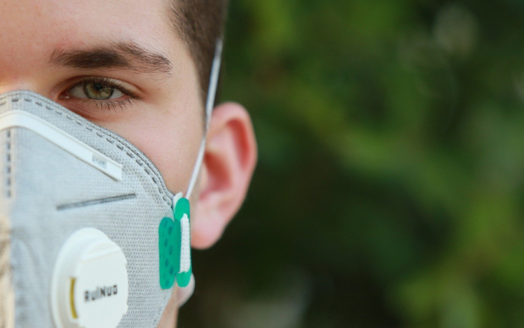 Végre! Nem lesz kötelező a köztéri maszkhasználat