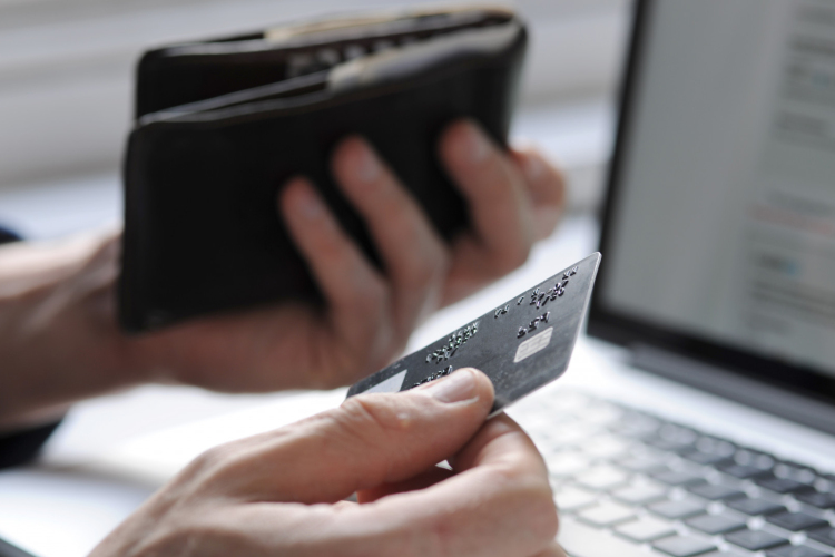 Újabb pápai áldozata lett az online csalóknak