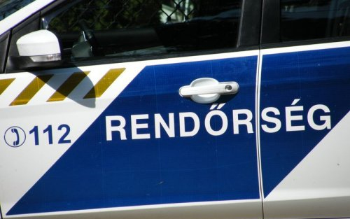 Nekiesett egy autót vezető férfinak a 63 éves nő, mert féltette a háza falát 