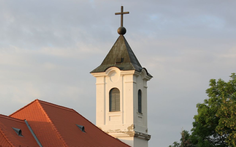 Több százezer forintot sikkasztott el egy 74 éves asszony, az egyik Pápához közeli faluban