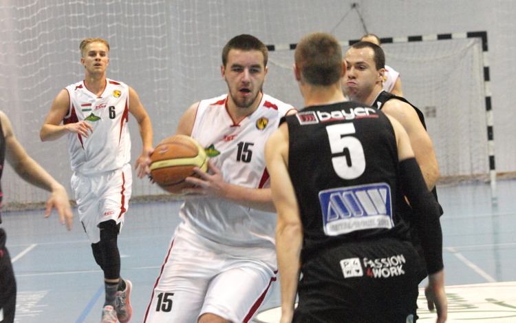 Tisztes helytállás a bajnokesélyes ellen