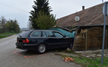 Börtönbe mehet a férfi, aki eltiltás hatálya alatt vezetett és okozott balesetet