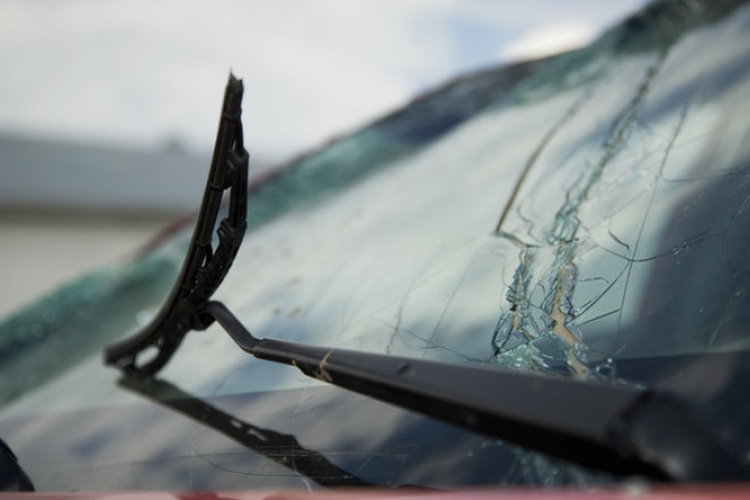 Árokba hajtott egy autó a 83-ason