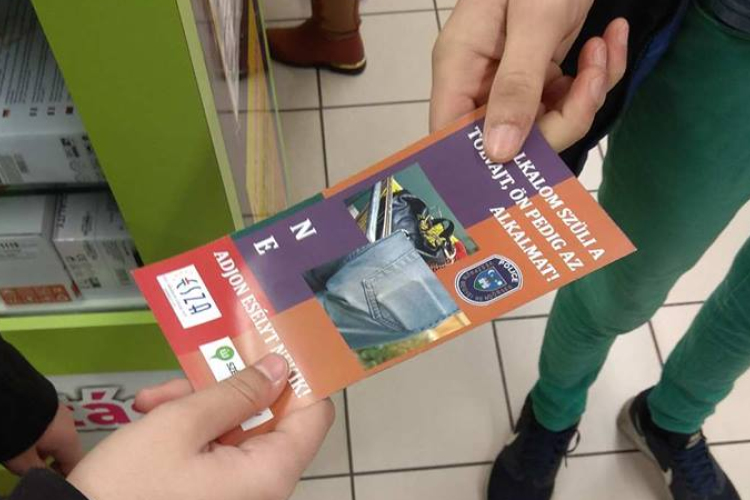 Hipermarketben adtak bűnmegelőzési tanácsokat a pápai rendőrök