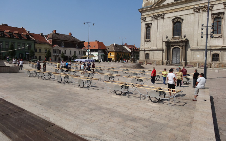 Megtartották a főpróbát, hétfőn már a Fő téren nyit a zöldség és gyümölcs piac