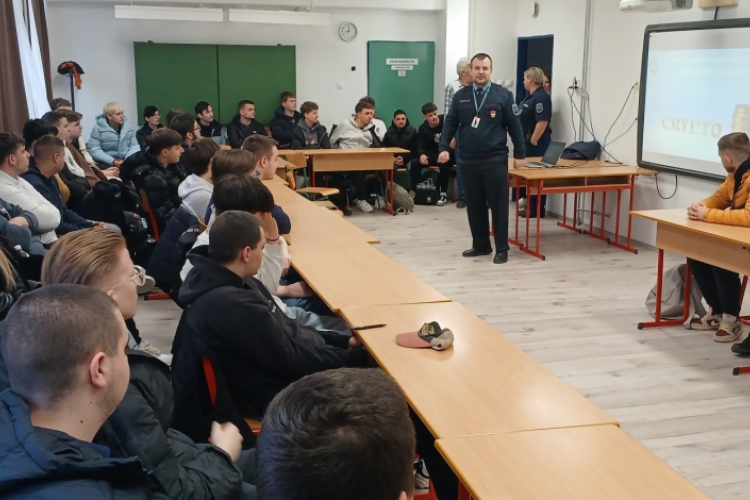 Az online világ veszélyeiről, pápai középiskolásoknak