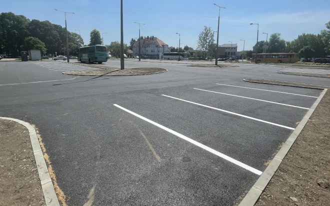 Olcsó parkolóbérletet vezetnek be a várkerti nagy parkolókban