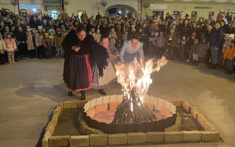 Elűzték a telet a pápai Fő téren!