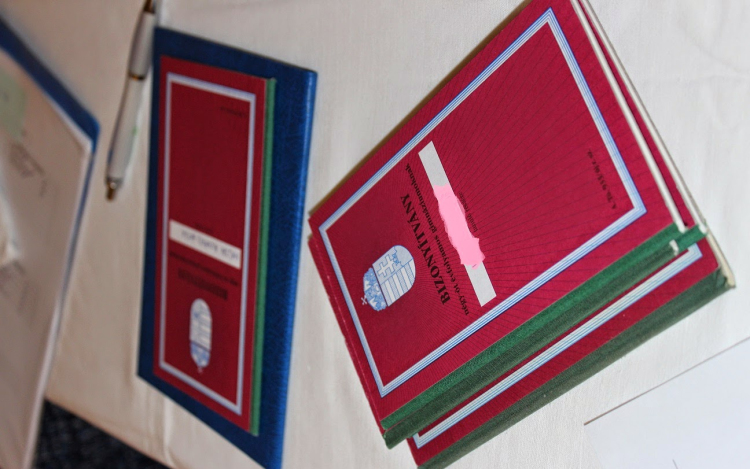 Meghamisította a bizonyítványát