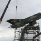 MiG-21 Emlékmű - Pápa - A gép emelése