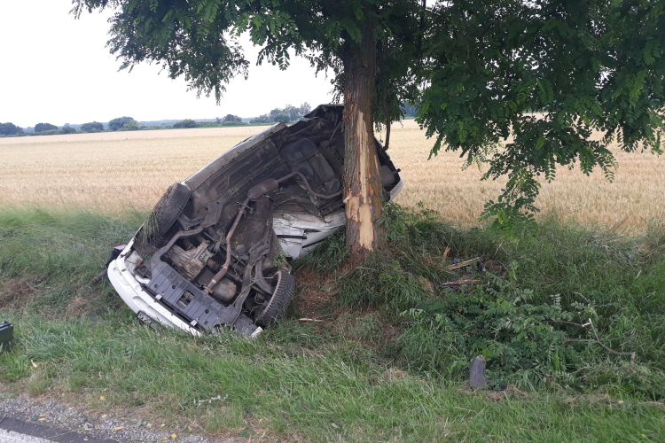 Felcsavarodott a fára egy autós Nagygyimót és Csót között