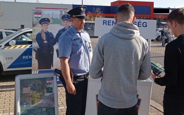 Kitelepült a pápai toborzó csoport