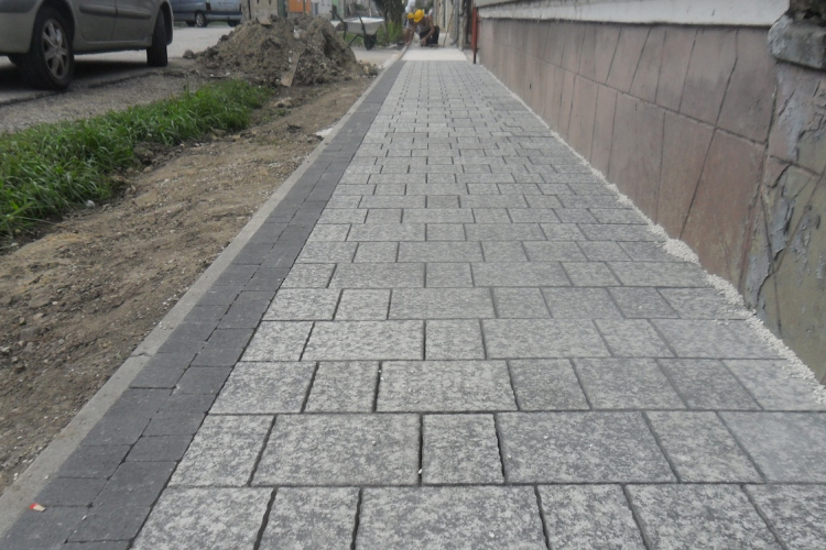 Jól halad a járdaépítés a Tavasz utcában