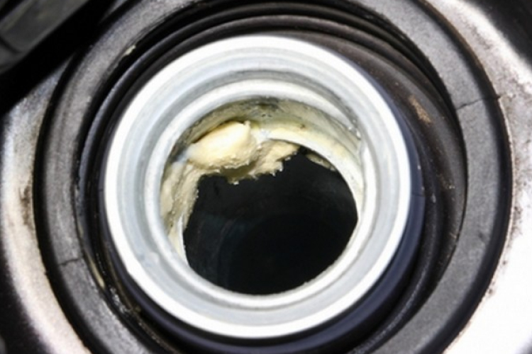 Vajat és mosószert töltött a szomszéd autójának tankjába