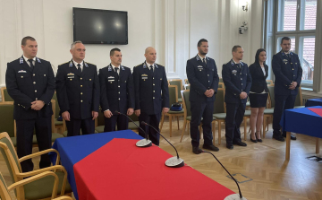 Önkormányzati jutalom nyolc pápai rendőrnek