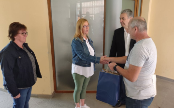 Tanszercsomagokat adományozott rászoruló családoknak az MSZP helyi szervezete