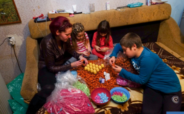 Durva: Szegény erdélyi gyerekek otthon csomagolják a Kinder tojás ajándékait