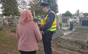 A pápai rendőrök óvatosságra intik a temetőlátogatókat